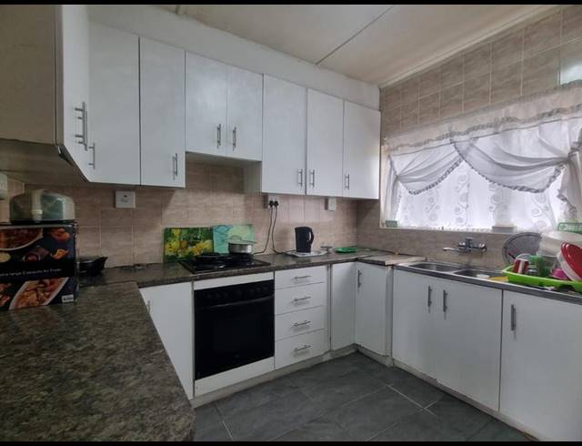 5 BEDROOM HOUSE FOR SALE IN SEA VIEW